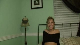 Solo chick reveals her hot body
